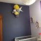 chambre de bébé décorée de lampions jaunes, gris et blancs