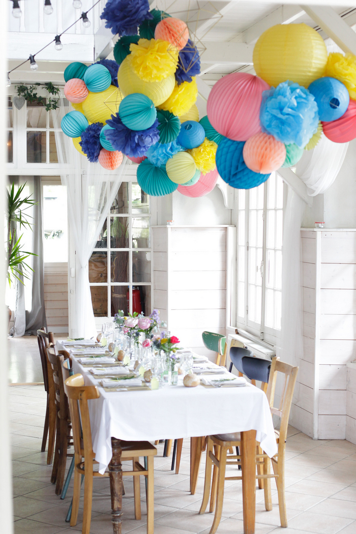 conseil sur les formes : Idée décoration mariage grappe de boules en papier colorée