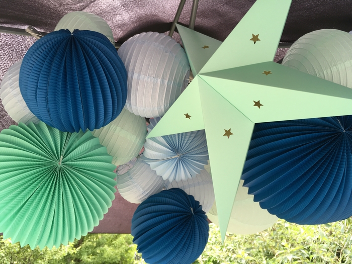 Déco anniversaire dinosaure guirlande parasol lanterne vert mint bleu pastel