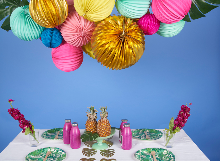 Guirlande feuille tropicale lampions décor table fête coloré