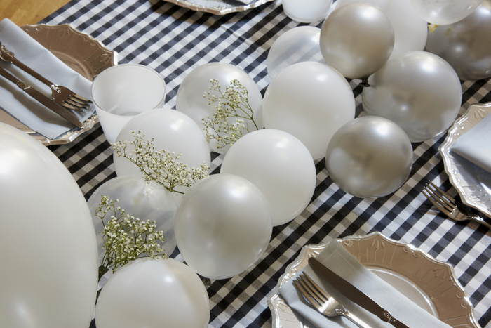 installations de ballons en blanc, gris et argent pour décorer une fête