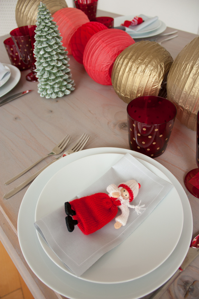 Idée de décoration simple et rapide en chemin de table pour Noel rouge et doré