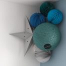 Un décor vert et bleu dans une chambre de garçon