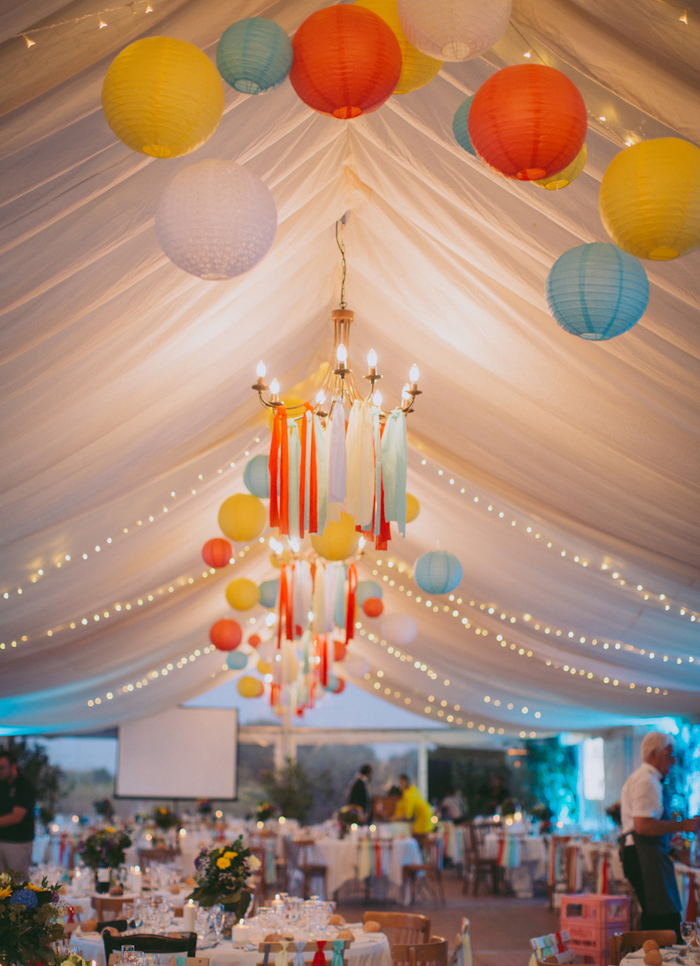 Décoration mariage en tente avec des boules papier colorées
