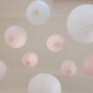 Un ciel de lanternes pour un mariage rose et blanc