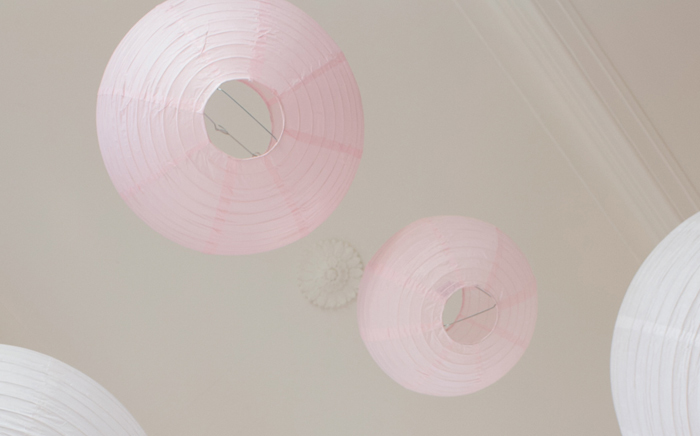 ciel de lanternes rose et blanc pour un décor de mariage pastel