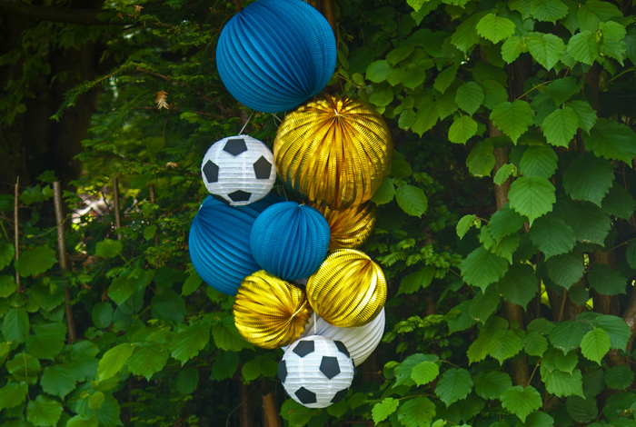 anniversaire foot - décor de fête avec des lanternes en papier ballons de football