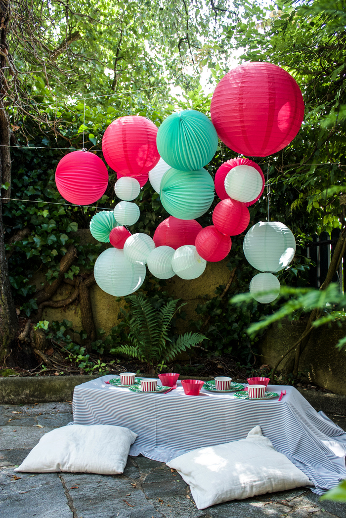 Fête mint et rose flashy pour un décor d'anniversaire dans un jardin