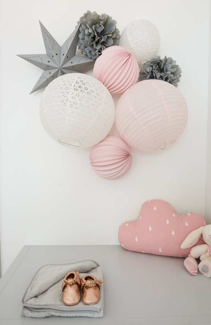 Décoration rose et grise pastel pour une chambre de petite fille