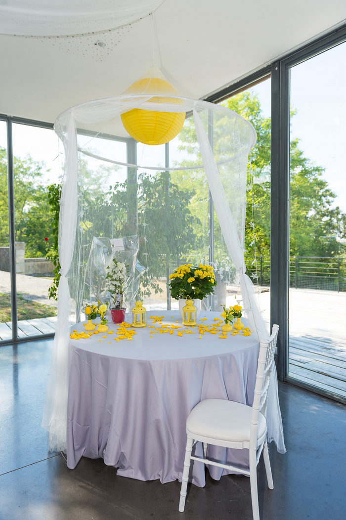 mariage jaune décoration d'une tente avec des boules en papier jaune