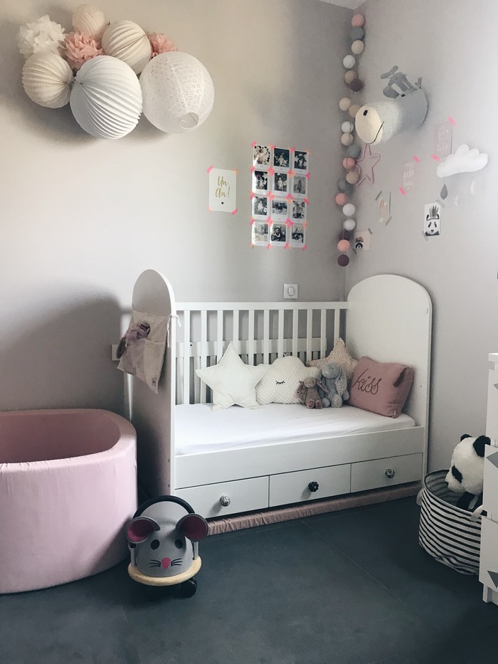 Rose pastel et gris, idée déco chambre de petite fille avec un kit de lampions