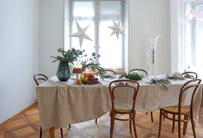 table de noël blanc pour les fêtes de fin d'année avec des étoiles en papier