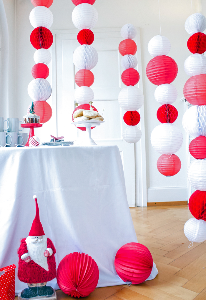 Un buffet de Noël rouge et blanc avec des lanternes en papier