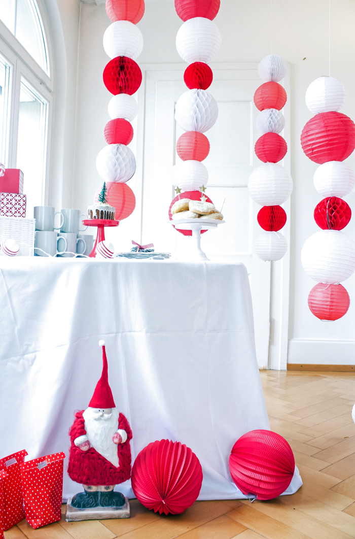 Un buffet de Noël rouge et blanc avec des lanternes en papier