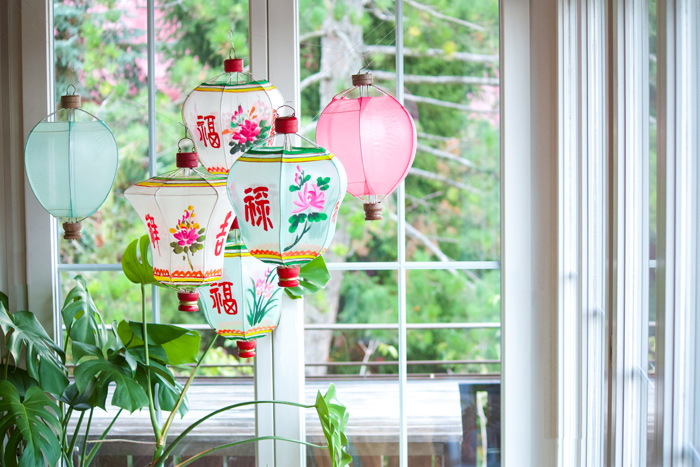 Des lampions chinois en tissu colorés peints à la main pour décorer une maison