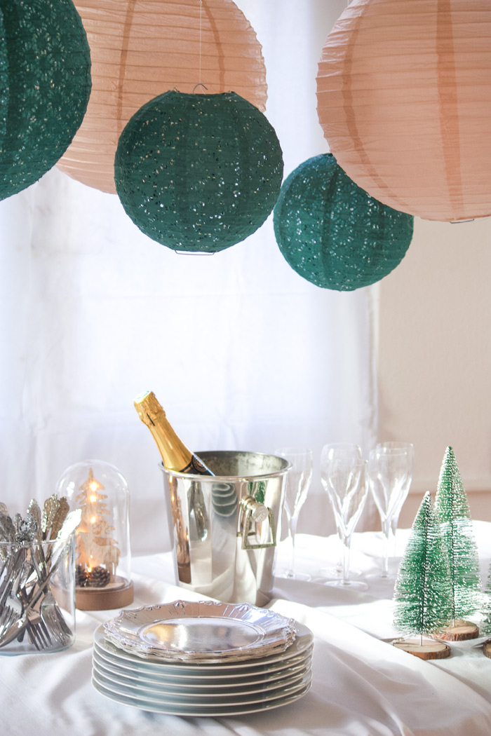 Un buffet de Noël vert et beige avec des lanternes en papier