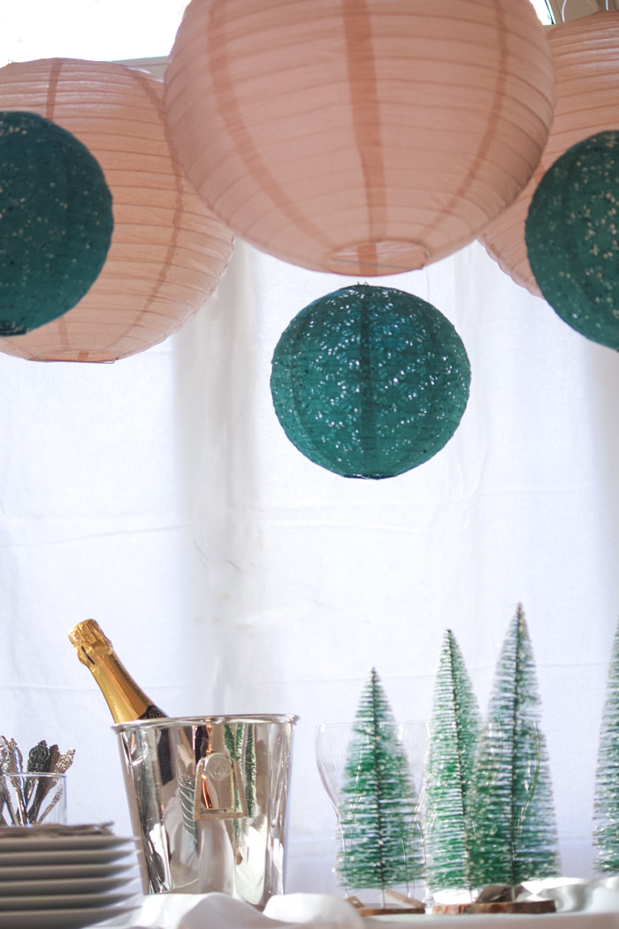 Un buffet de Noël vert et beige avec des lanternes en papier