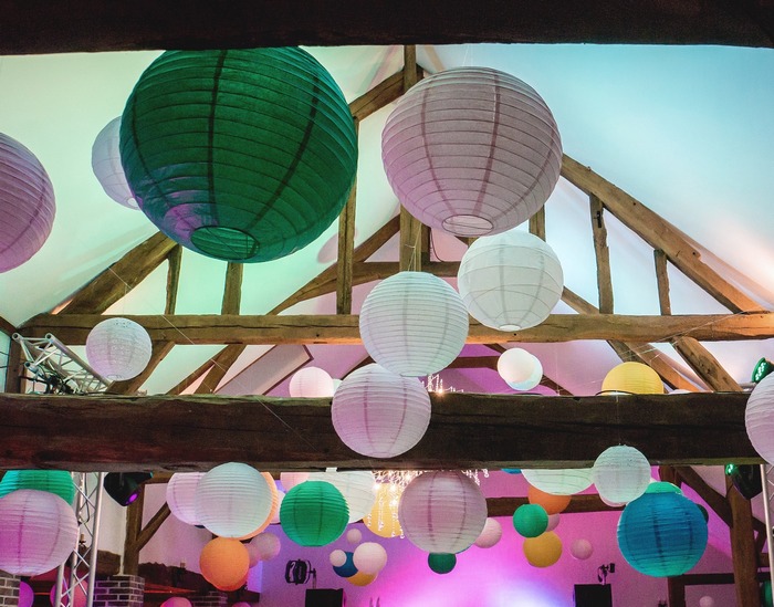 Plafond de mariage avec des lanternes chinoises Sous Le Lampion