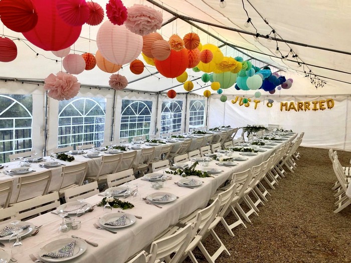 Mariage arc-en-ciel : décoration avec des lanternes en papier coloré dans une tente