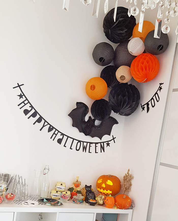 Decoration boules papier pour un goûter Halloween 
