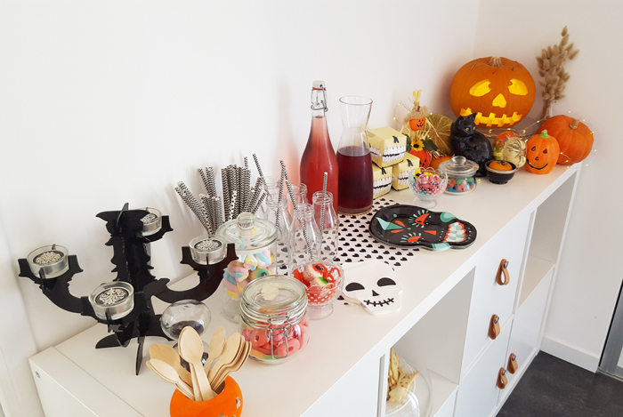 Decoration boules papier pour un goûter Halloween 