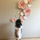 Fleurs papier au mur pour une décoration enfant