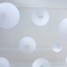 Un ciel de boules papier blanches pour décorer un mariage champêtre ou élégant